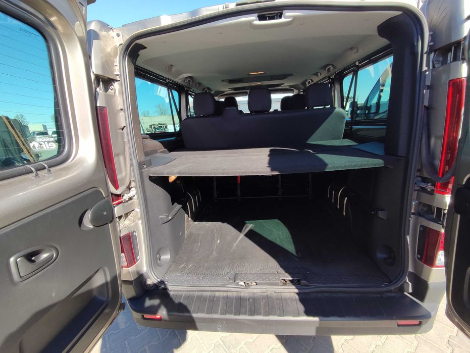 Wynajem wypożyczalnia bus 9 osobowy Renault Tafic autolaweta IVECO