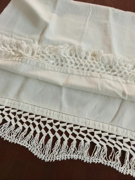 Toalha ou centro de mesa de linho caseiro com renda invulgar