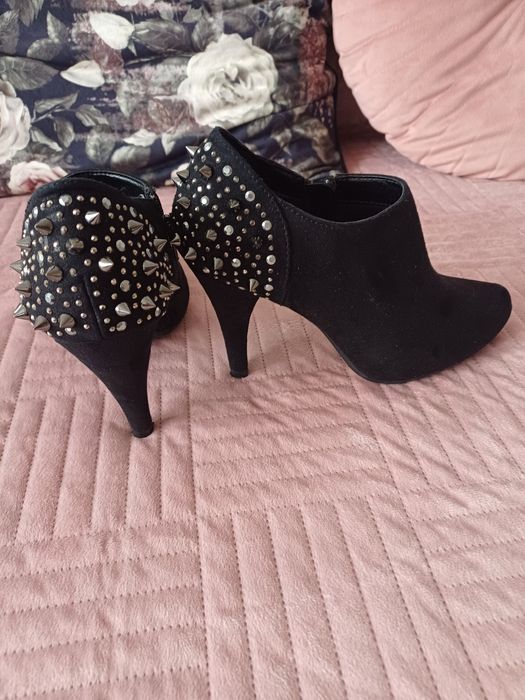 Szpilki damskie z ćwiekami