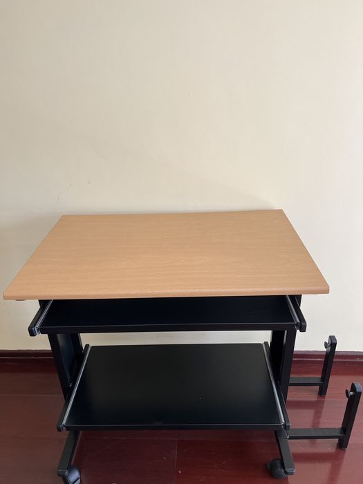 Secretária moderna para computador e impressora.