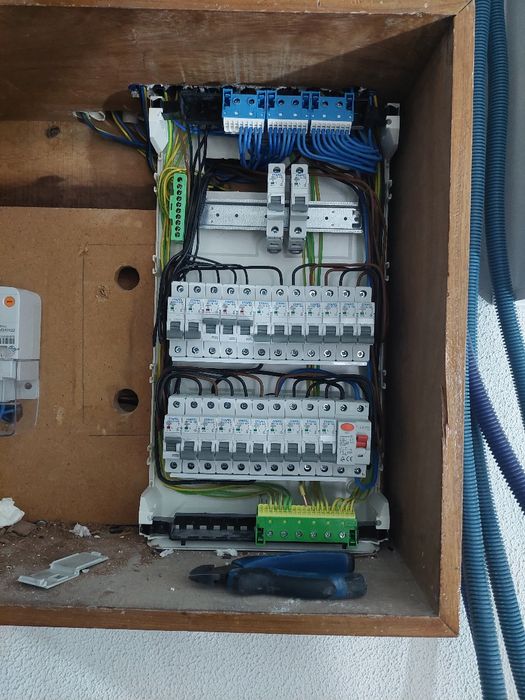 Prestação de serviços eletricidade e telecomunicações