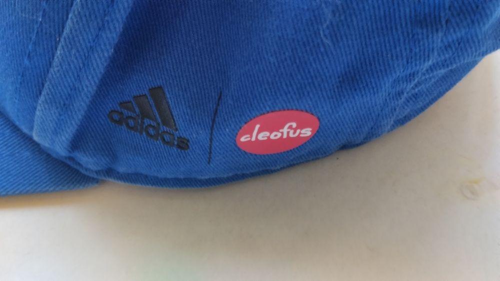 Кепка Адидас ОРИГ!(пятно это просто вода не успевшая высохнуть )