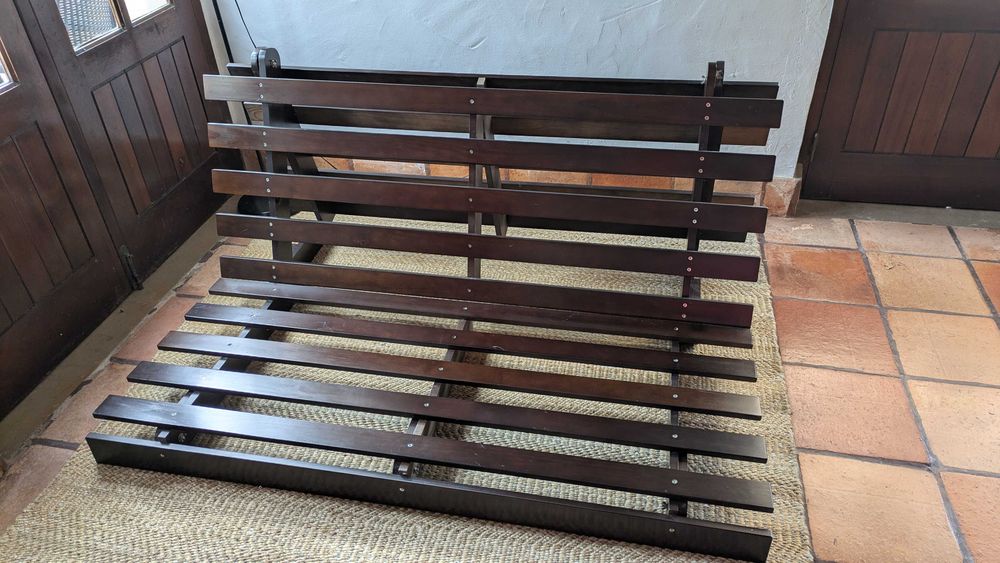 GRATIS Sofá cama baixo em madeira