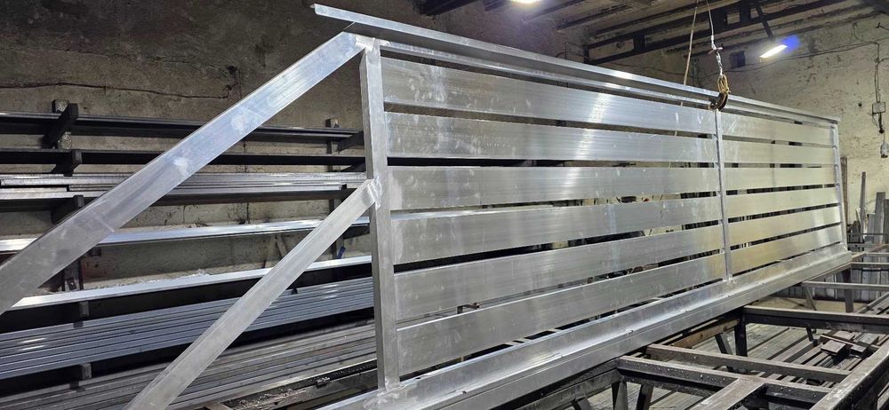 Bramy i ogrodzenia aluminiowe, spawane laserowo. Producent i montaż. Trójmiasto. Brama aluminiowa w cenie stalowej ocynkowanej