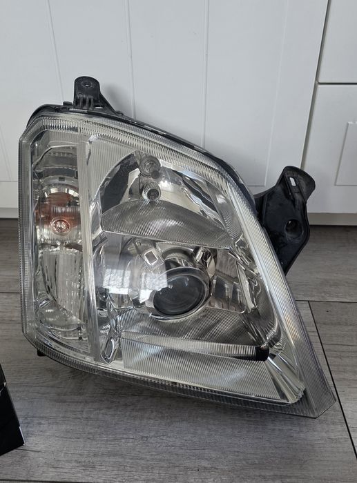 Lampa reflektor xenon przód Opel Meriva  A a prawy + 2 żarówki