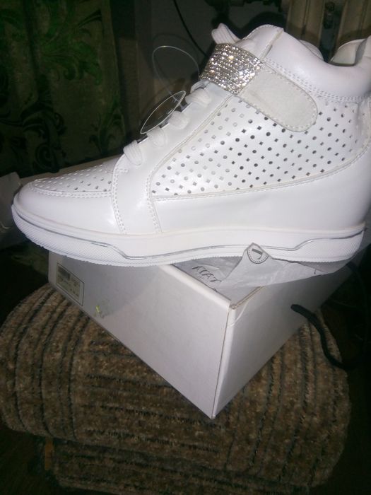 Продам женские кросовки