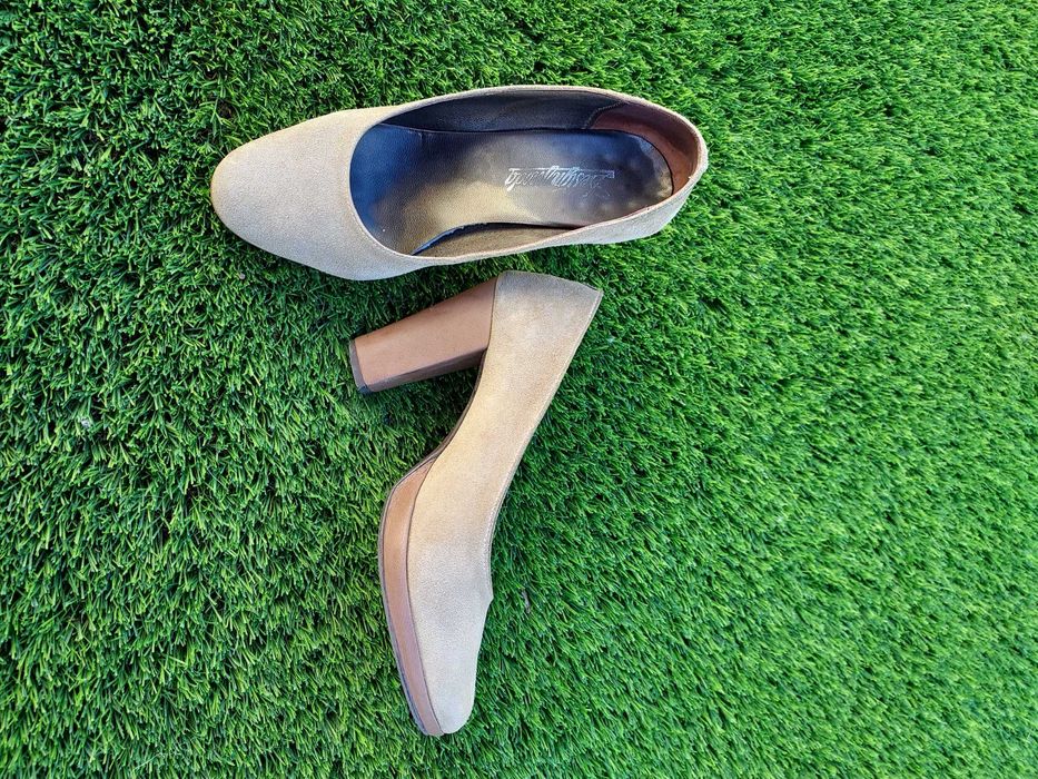 Sapatos de camurça cremes