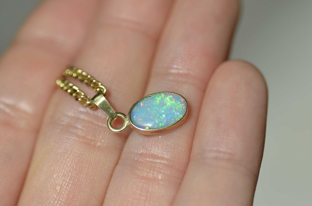 złota zawieszka z nat. jasnym opalem brazylijskim