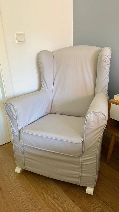 Sofá de baloiço branco com capa cinzenta