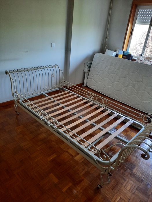Cama de solteiro, francesa, muito antiga + estrado + colchão  + mesinha de cabeceira
