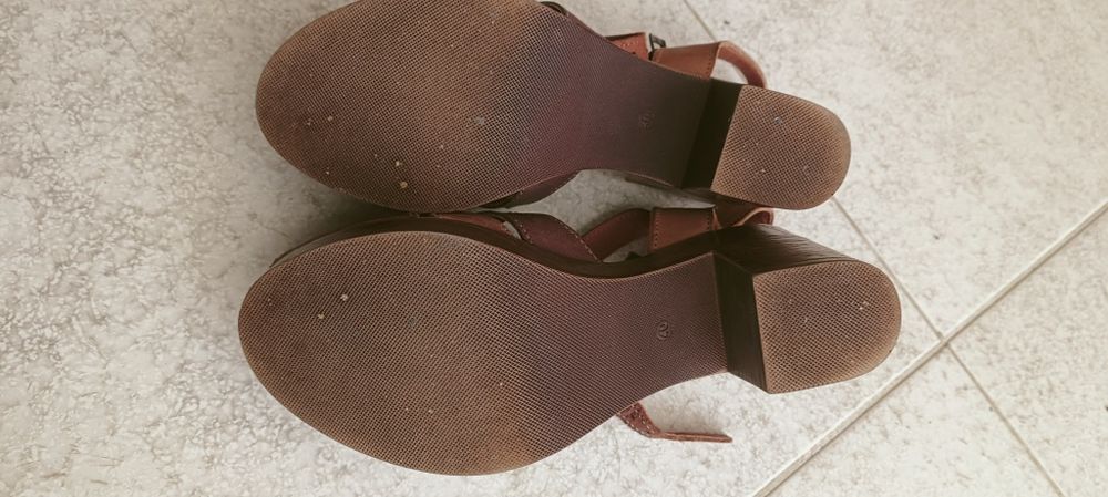 Sandálias em tons de castanho