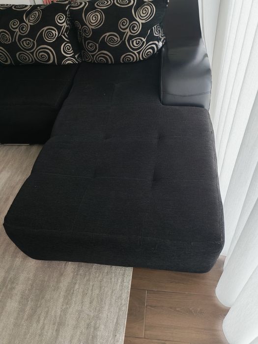 Sofá com chaiselong e mesa de centro