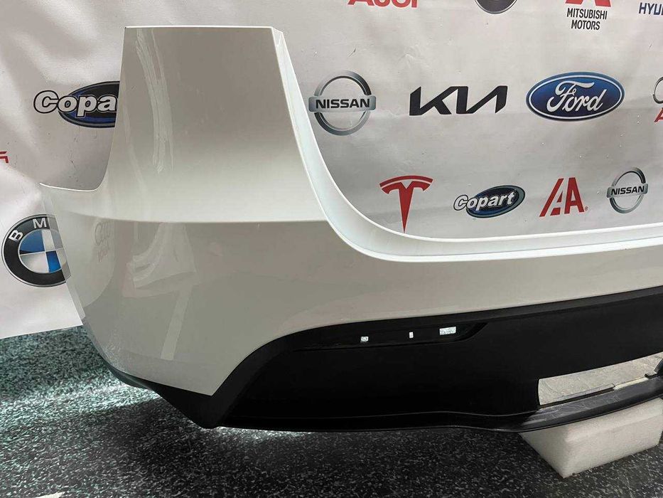 Бампер задній з губою в колір Tesla model Y (zy1)