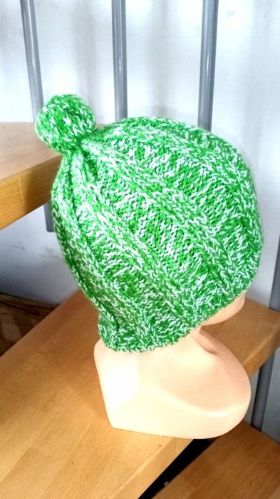 Czapka zimowa rękodzieło na drutach zielono biały melanż pompon