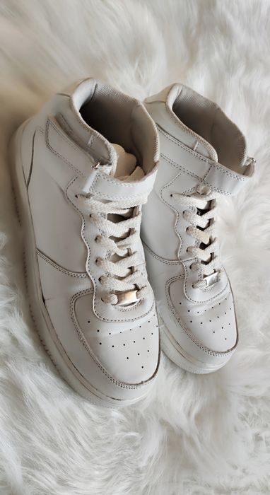Białe wysokie buty