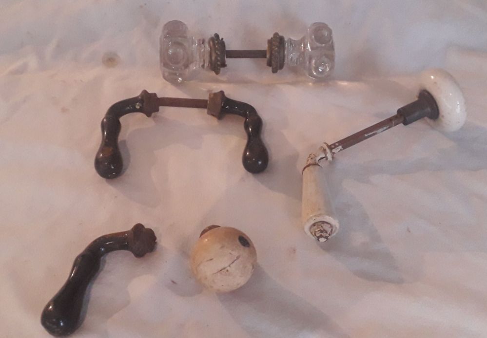 Tomadas e interruptores em porcelana