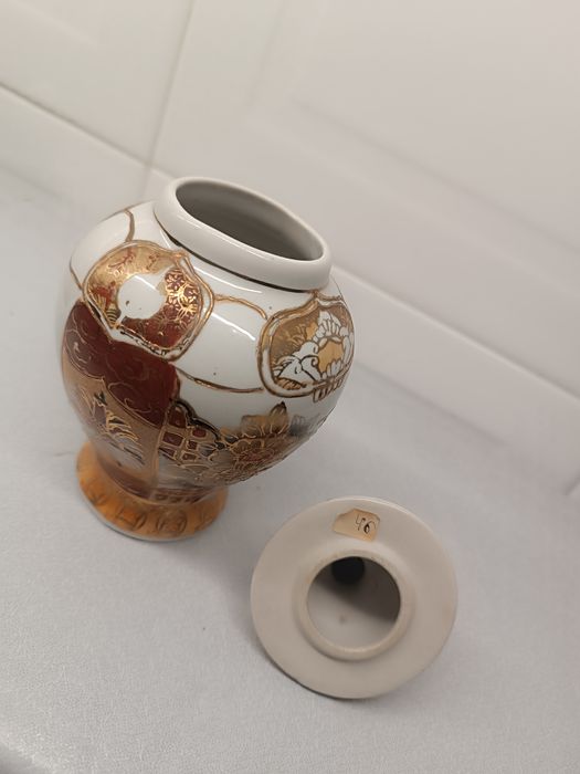 Pote de Porcelana Japonesa Kutani. 18 cm. Pintando à  Mão