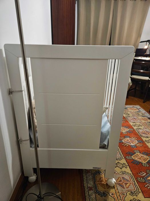 Cama trama com colchão, em excelente estado.