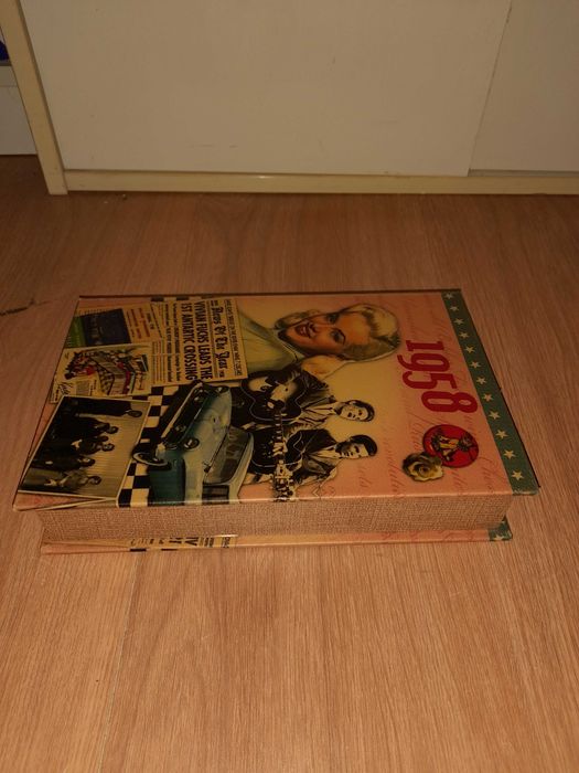 Caixa Livro em madeira e tela pintada ano 1958 arrumação/decorativo