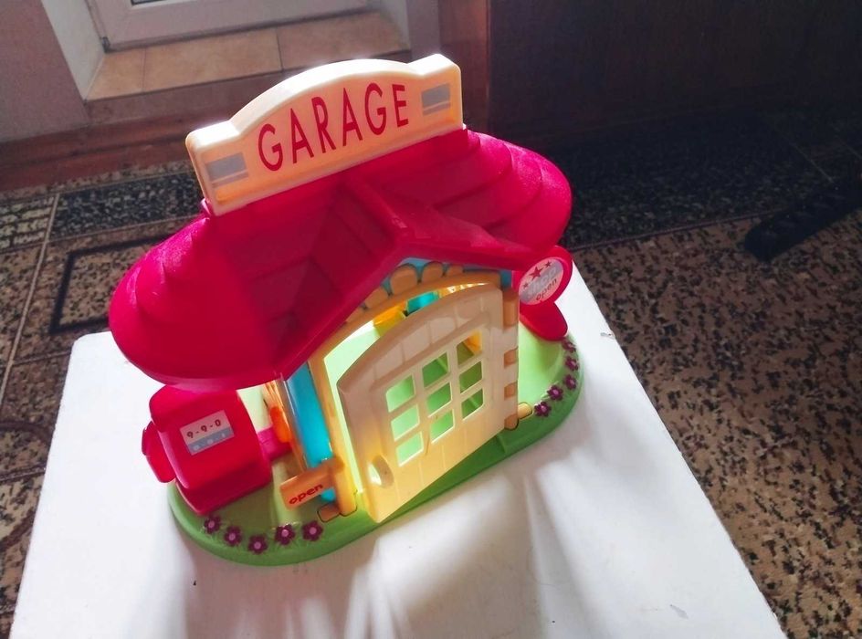 Детская игрушка: Гараж  у дома.