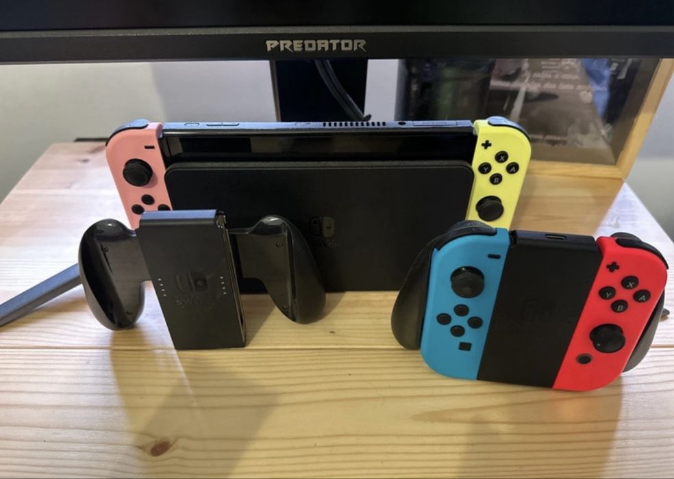 Consola Nintendo Switch Oled com comandos e jogos