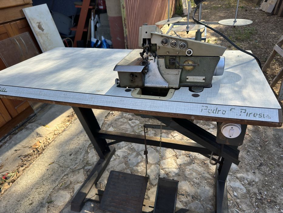 Maquina Costura Corte e Cose Rinaldi
