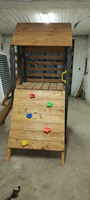 Plac zabaw dla dzieci zjeżdżalnia huśtawka ogród