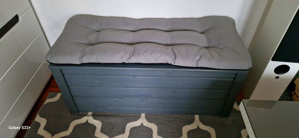 Skrzynia z poduszką.