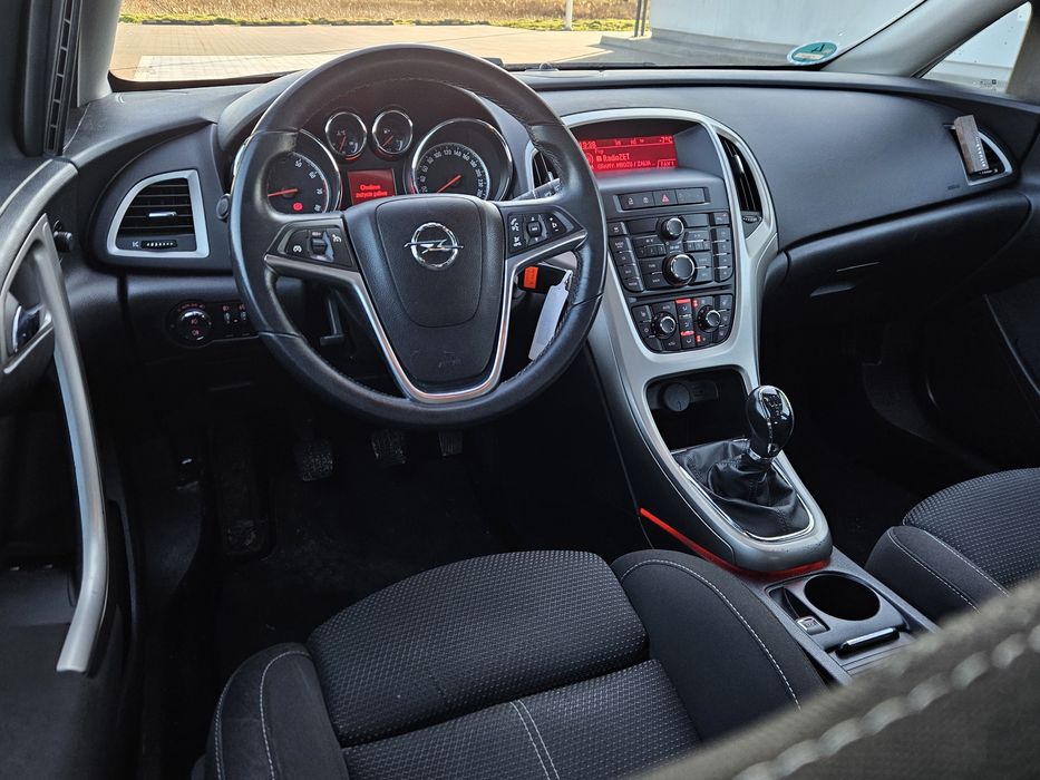 Opel Astra J 2011r. 1.4 Turbo 120km