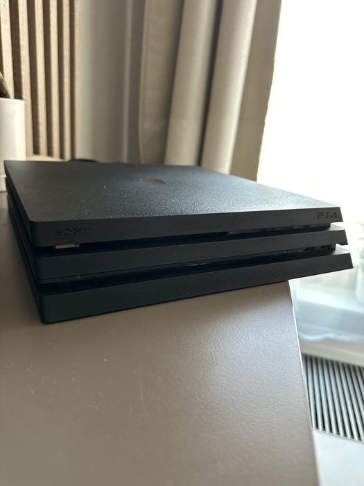 PlayStation 4 Pro 1TB + 2 pady
