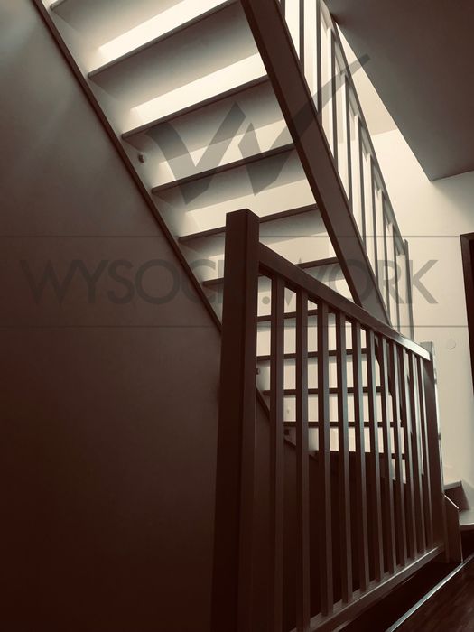 Schody świerkowe białe na wymiar z balustradą