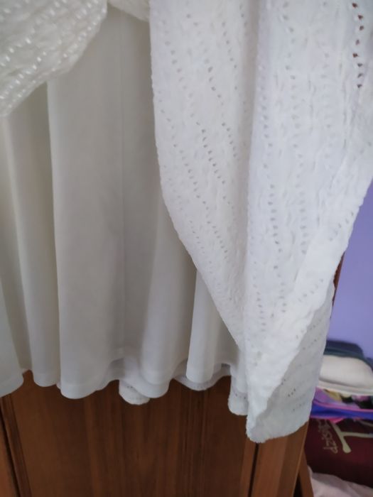 Sukienka ażurowa rozkloszowana kremową rozm M