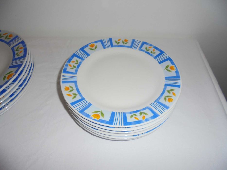 serviço de pratos e saladeira lindos