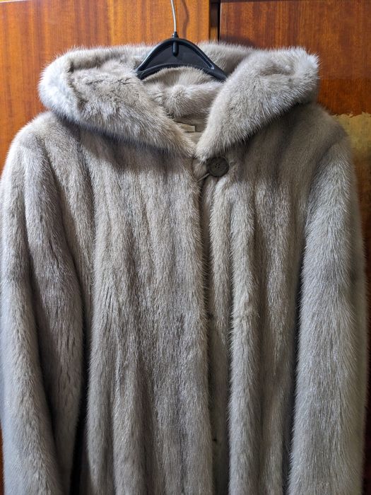 Длинная норковая шуба с капюшоном серого цвета