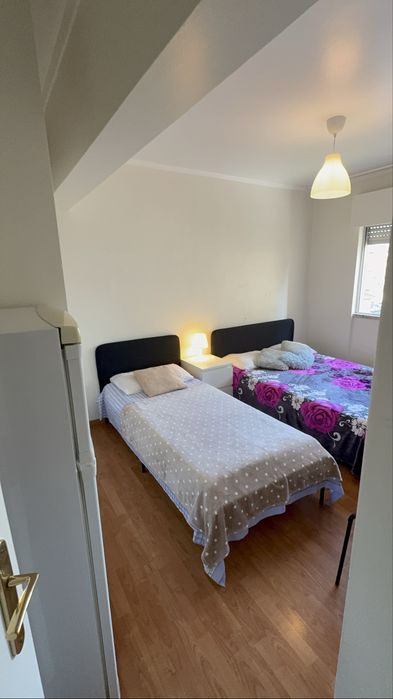 Quarto c frigorifico em Odivelas mobiliado 2 camas