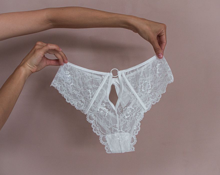 Кружевні трісики 95-105см