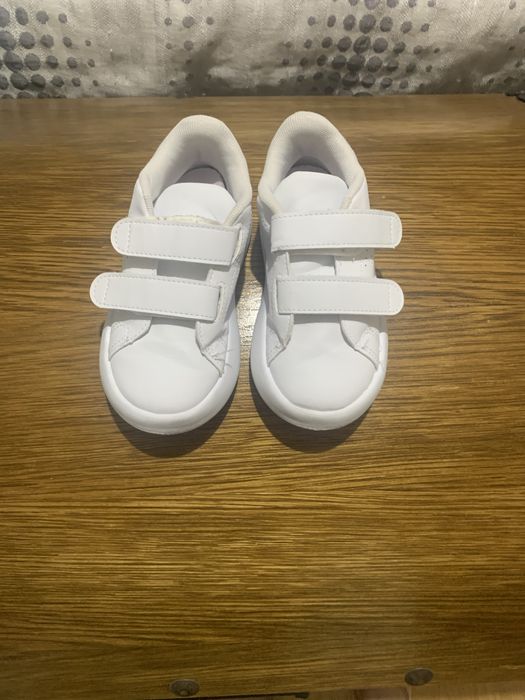 Tenis Adidas tam. 25