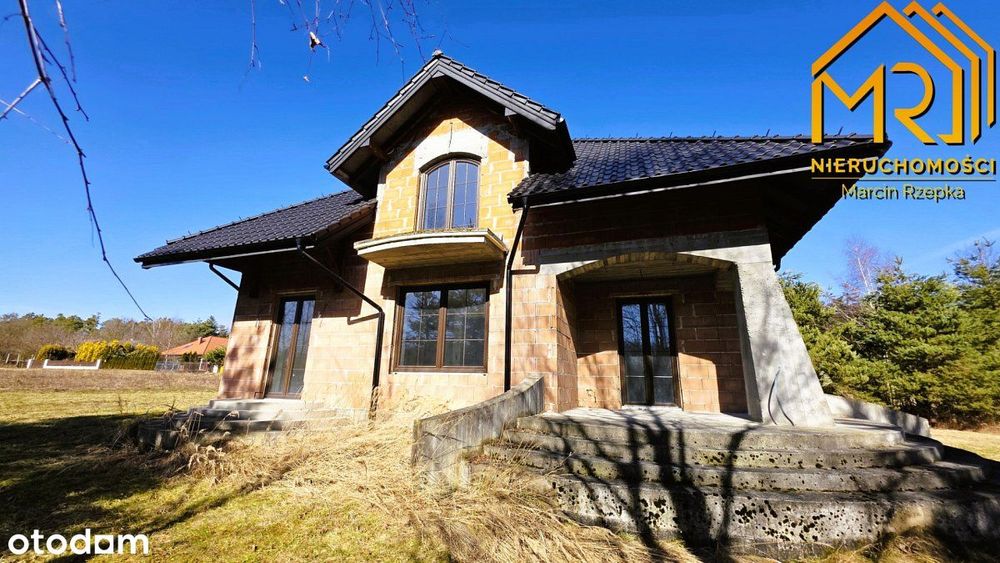 Dom jednorodzinny w stanie do wykończenia z dużą działką