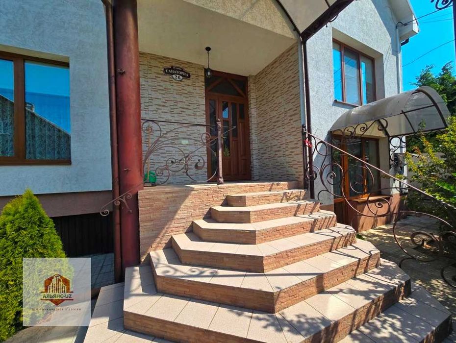 Будинок в с.Оноківці з басейном, гостьовим будинком