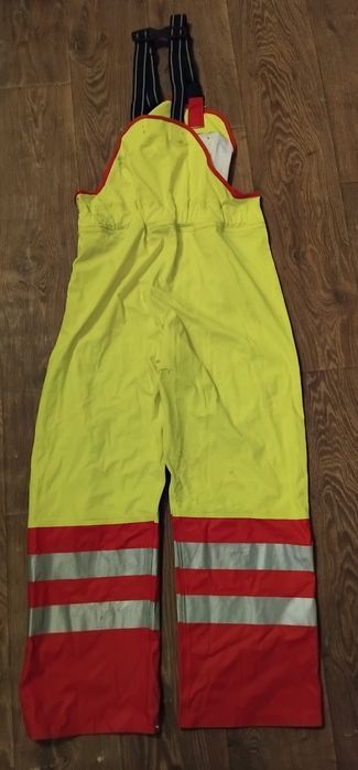 Спец  одежда .  .