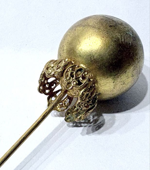 Antigos pentes dourados de cabelo com floral do Sec XIX e alfinete de chapeu dourado - preços individuais
