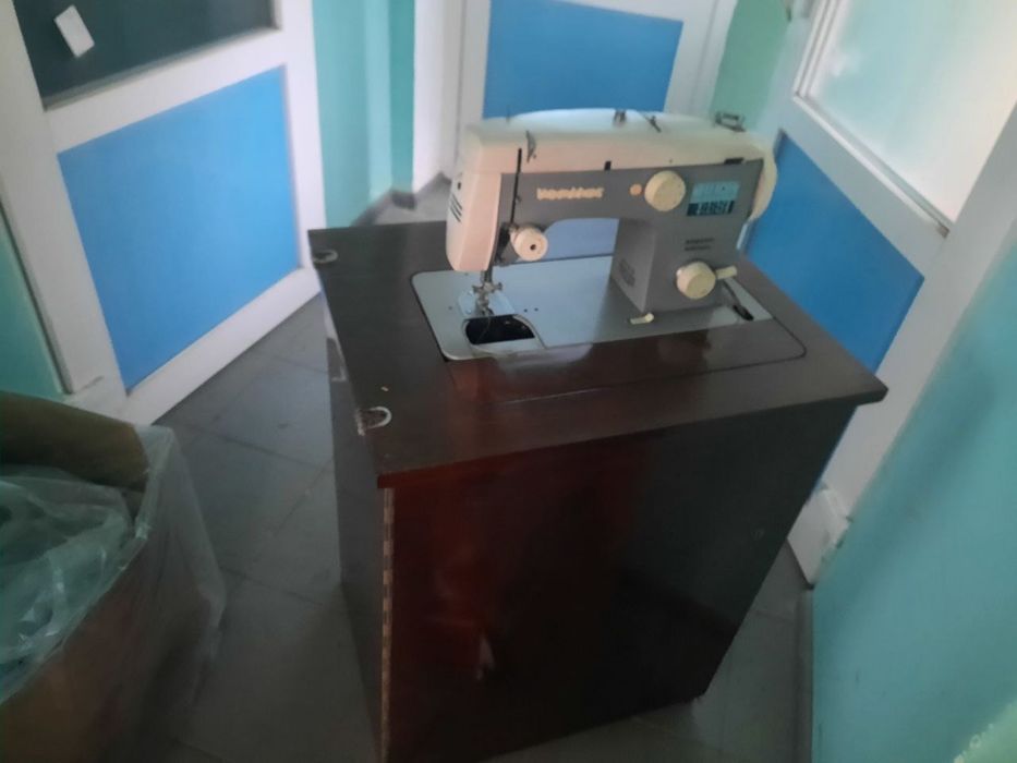 Швейна машинка з тумбою