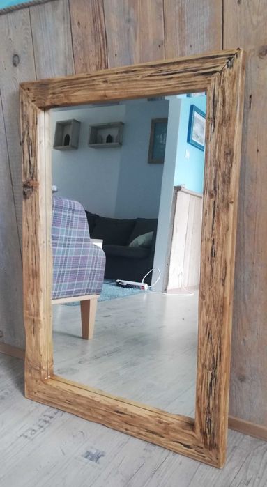 Lustro w ramie z drewna