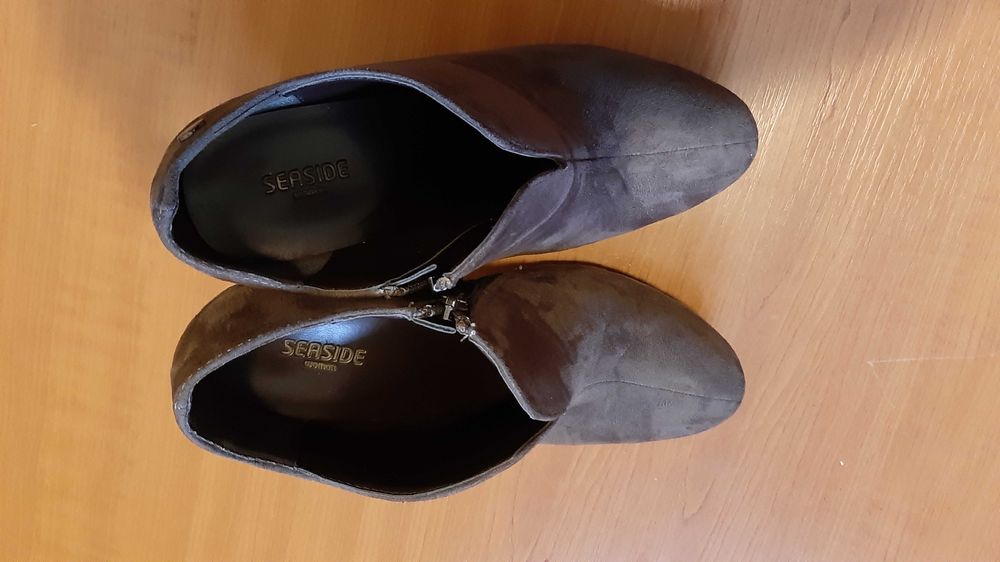 Vendo um par de botas e um par de sapatos praticamente novos.