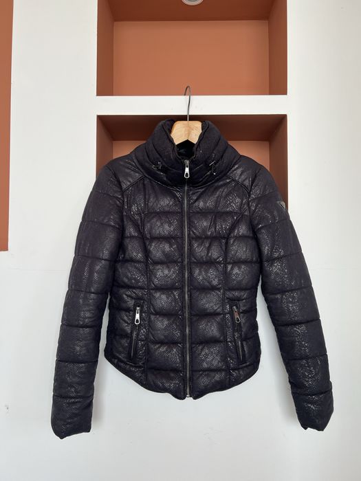 Вкорочена стьобана куртка пуховик Guess XS - S з тисненням під змію