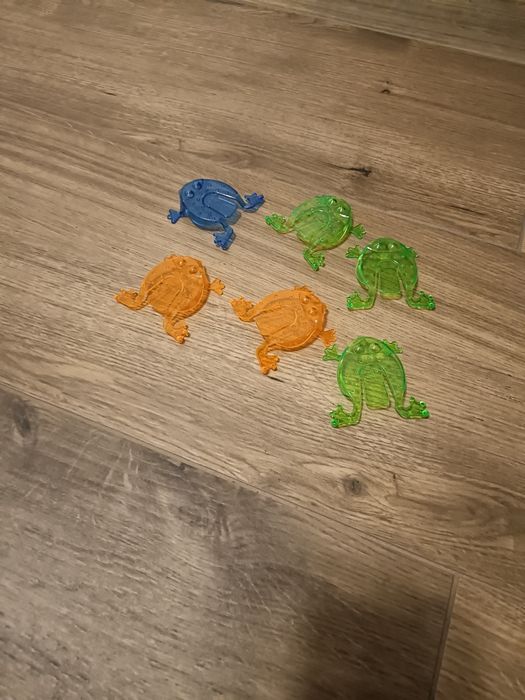 Skaczące wyskakujące żabki