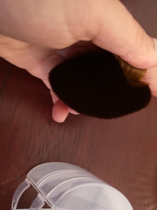 Vendo pincel hexagonal mágico para aplicar maquilhagem espectacular