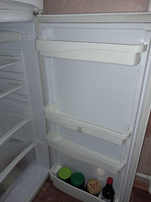 Продам холодильник Indesit