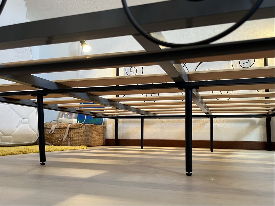 Cama de ferro com estrado - estilo elegante