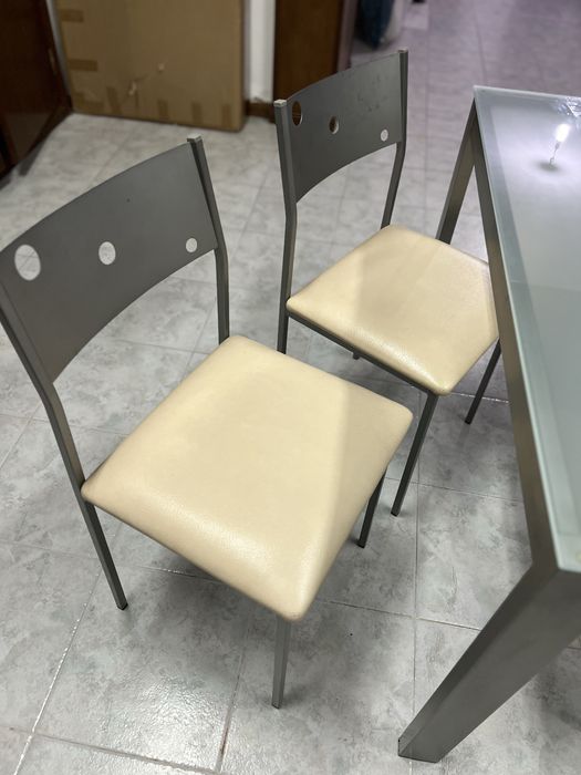 Mesa e 4 cadeiras de cozinha